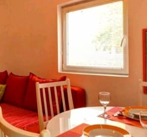 Estúdio romântico, 1 cama de casal | Ferros/tábuas de passar roupa, Wi-Fi de cortesia, roupa de cama