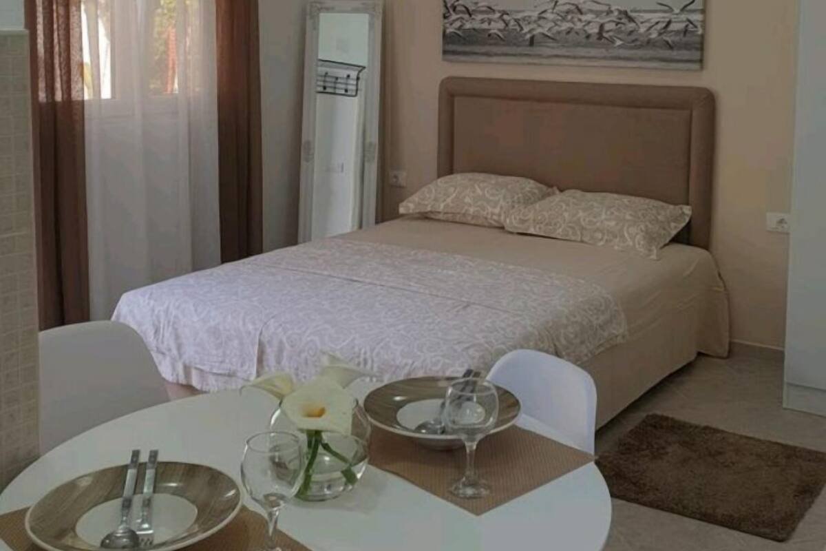 Romantic Studio, 1 Double Bed | Iron/ironing board (on request), WiFi (free), bed sheets