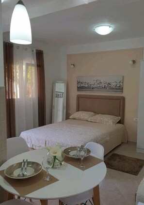 Estúdio romântico, 1 cama de casal | Ferros/tábuas de passar roupa, Wi-Fi de cortesia, roupa de cama