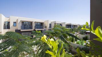 Villa de lujo, baño en la habitación, vista a la alberca | Vista desde la propiedad