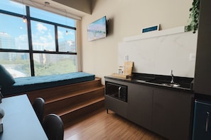 Studio Deluxe com Cama Elevada Escada | Privat køkken | Mikrobølgeovn, kogeplade, køkkentøj/tallerkener/redskaber