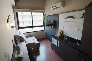 Studio Cama Elevada com Escada | Opholdsområde | 32-tommers smart-tv med satellitkanaler, tv
