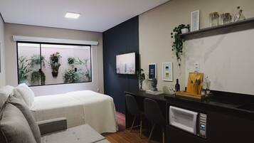 Estúdio luxo | Roupas de cama premium, escrivaninha, espaço de trabalho para notebook