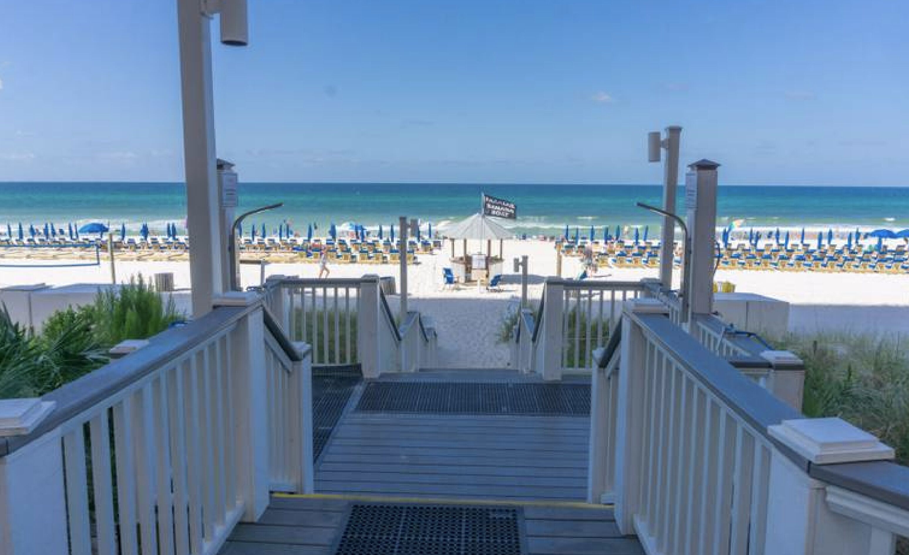 Na praia, espreguiçadeiras 