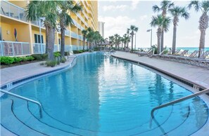 Alberca al aire libre y alberca climatizada