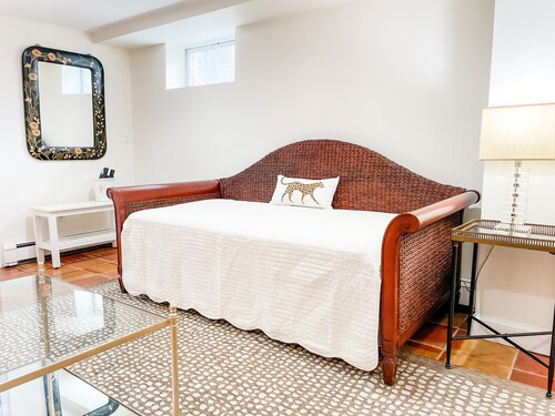 Best Apt in Chevy Chase DC Big Sleeps 4-5, 4 blks to Metro