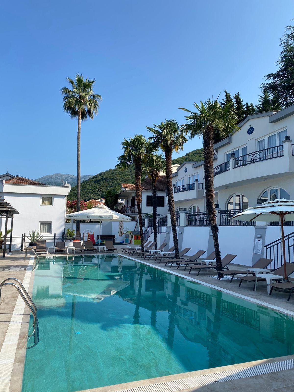 Una piscina al aire libre de temporada