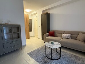 Apartamento familiar | Zona de estar | Una televisión de pantalla plana, una impresora
