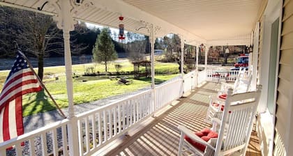 Patriot Suite at Misty Mountain Inn - near Helen & Blue Ridge Georgia