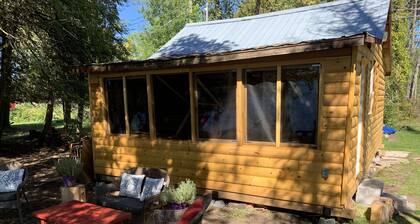 Lakefront Cabin w pristine shoreline, private dock & fire pit