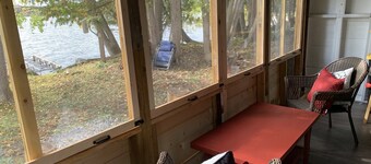 Lakefront Cabin w pristine shoreline, private dock & fire pit