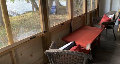 Lakefront Cabin w pristine shoreline, private dock & fire pit
