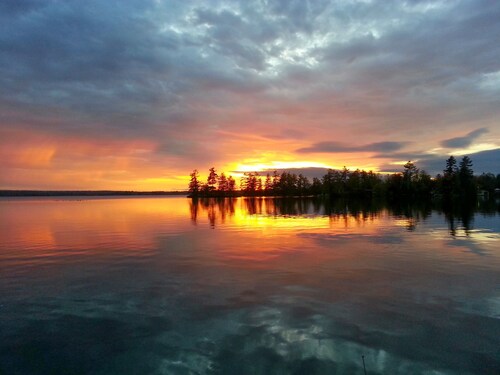 Lakefront Cabin w pristine shoreline, private dock & fire pit