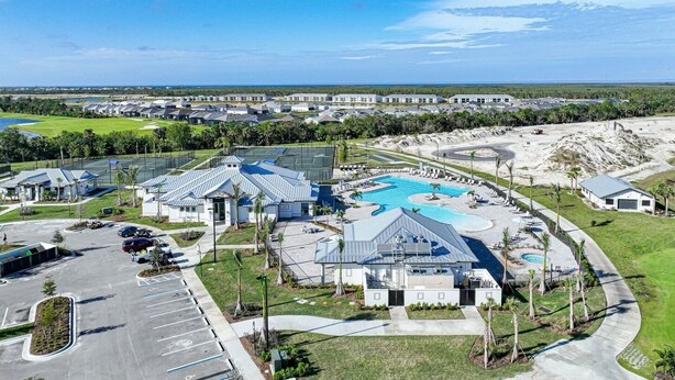 Ein Resort mit Schwimmbad, Tennisplätzen und Parkplatz.