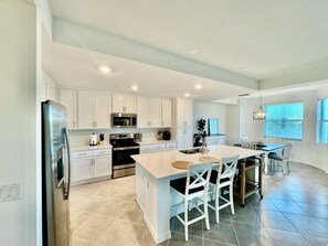 Kylskåp, mikrovågsugn, ugn och spishäll