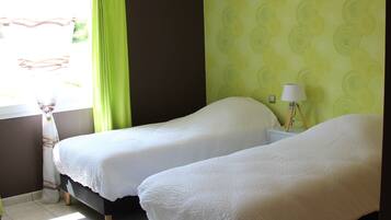5 bedrooms, iron/ironing board, WiFi, bed sheets