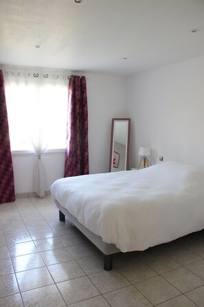 5 bedrooms, iron/ironing board, WiFi, bed sheets