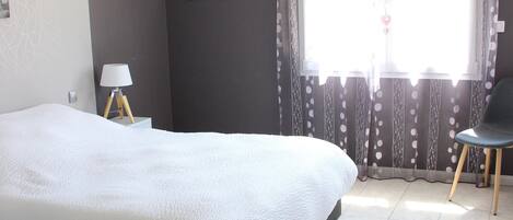 5 slaapkamers, een strijkplank/strijkijzer, wifi, beddengoed