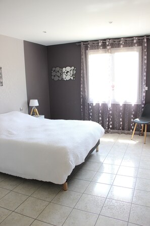 5 bedrooms, iron/ironing board, WiFi, bed sheets