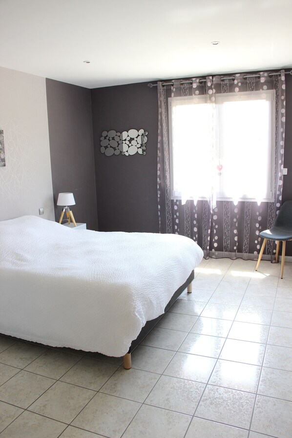 5 bedrooms, iron/ironing board, WiFi, bed sheets