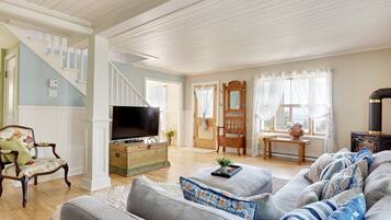 Una Smart TV, una chimenea, libros