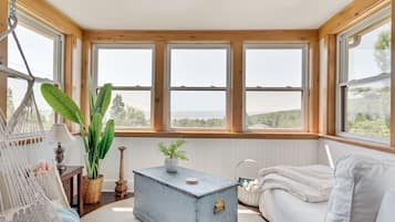 5 bedrooms, desk, iron/ironing board, travel cot