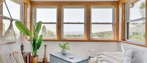 5 quartos, escrivaninha, ferros/tábuas de passar roupa, berço de viagem