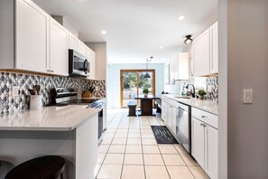 Refrigerador, microondas, horno, placa de cocina