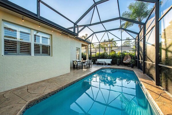 Una piscina al aire libre, una piscina climatizada