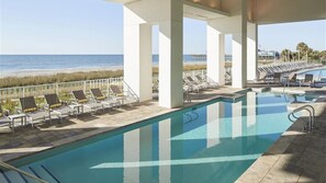 Alberca techada y alberca al aire libre