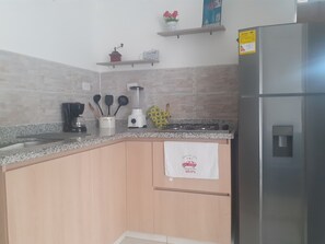 Réfrigérateur, four, plaque de cuisson, tables à manger