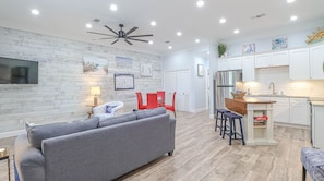 Smart TV - Paradise Palms: modern, very comfortable , unit in beautiful beach town (Bay St. Louis)