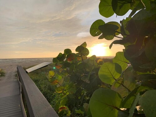 Beautiful Waterfront apartment 2 bdrm: sand, Beach
