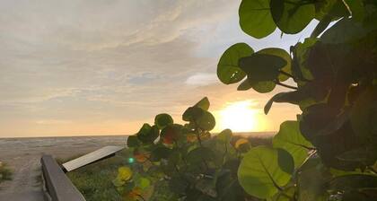 Beautiful Waterfront apartment 2 bdrm: sand, Beach