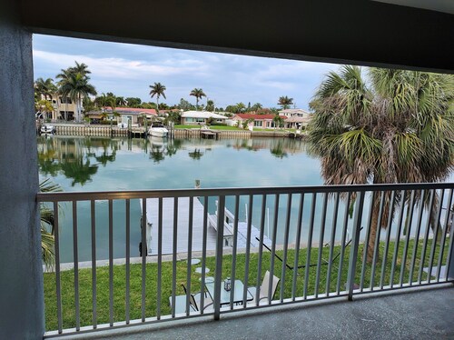 Beautiful Waterfront apartment 2 bdrm: sand, Beach