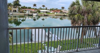 Beautiful Waterfront apartment 2 bdrm: sand, Beach