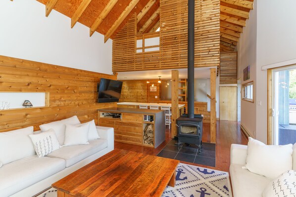 Smart TV, fireplace, music library, stereo - Cozy & Modern Getaway | Hot Tub + Fireplace (Dunchurch)