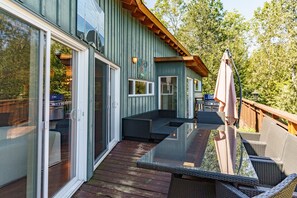 Outdoor dining - Cozy & Modern Getaway | Hot Tub + Fireplace (Dunchurch)