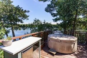 Outdoor spa tub - Cozy & Modern Getaway | Hot Tub + Fireplace (Dunchurch)