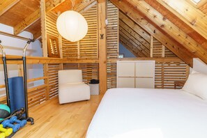 4 bedrooms, desk, free WiFi, bed sheets - Cozy & Modern Getaway | Hot Tub + Fireplace (Dunchurch)