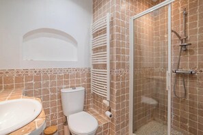 Baignoire, sèche-cheveux, serviettes fournies