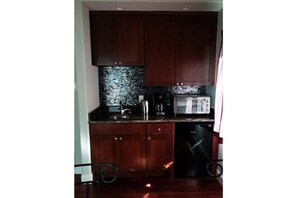 冰箱、微波炉、茶具/咖啡用具、厨具/餐具