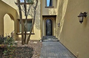 Exterior detail - The Emperor’s Suite – Central Houston Luxury (Houston)