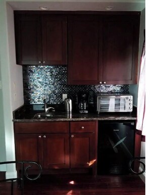 Fridge, microwave, coffee/tea maker, cookware/dishes/utensils - The Emperor’s Suite – Central Houston Luxury (Houston)