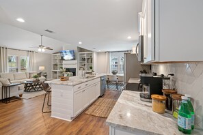 Fridge, microwave, oven, stovetop - Hamilton Hideaway- Pool, Creek View w/ Scenic Deck (Mobile)