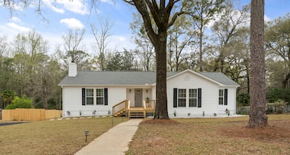 Hamilton Hideaway- Pool, Creek View w/ Scenic Deck