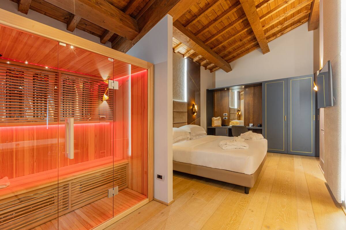 Luxury Suite | 1 bedroom, premium bedding, pillowtop beds, minibar