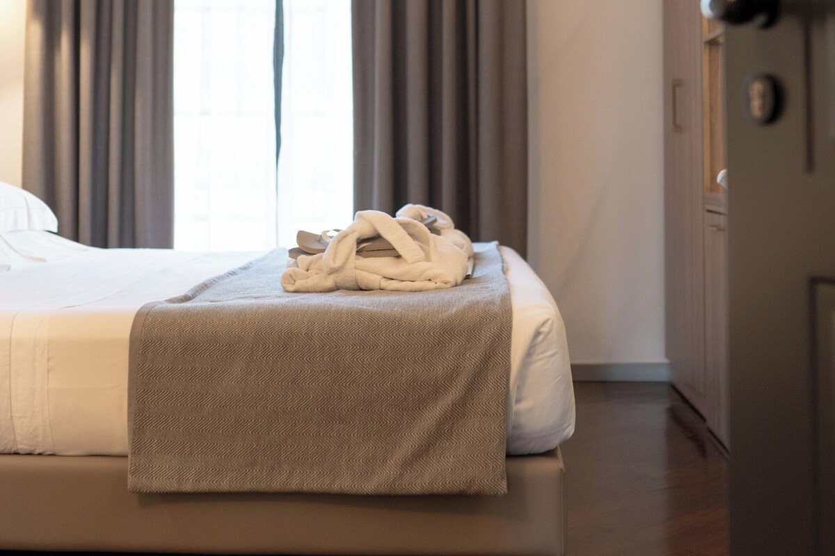 Premium bedding, pillowtop beds, minibar, in-room safe