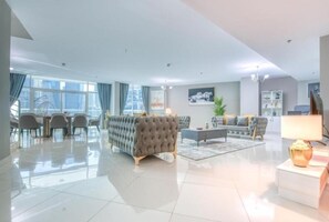 豪華公寓, 獨立浴室, 泳池景 (4 Bed) | 酒廊