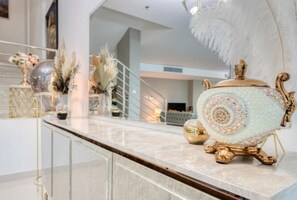 Lounge - Luxurious 4 Bedroom Duplex Villa Apartment Near JBR (Dubai)